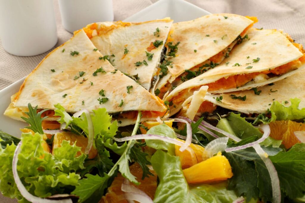 Quesadilla vegetariana cu legume alaturi de salata
