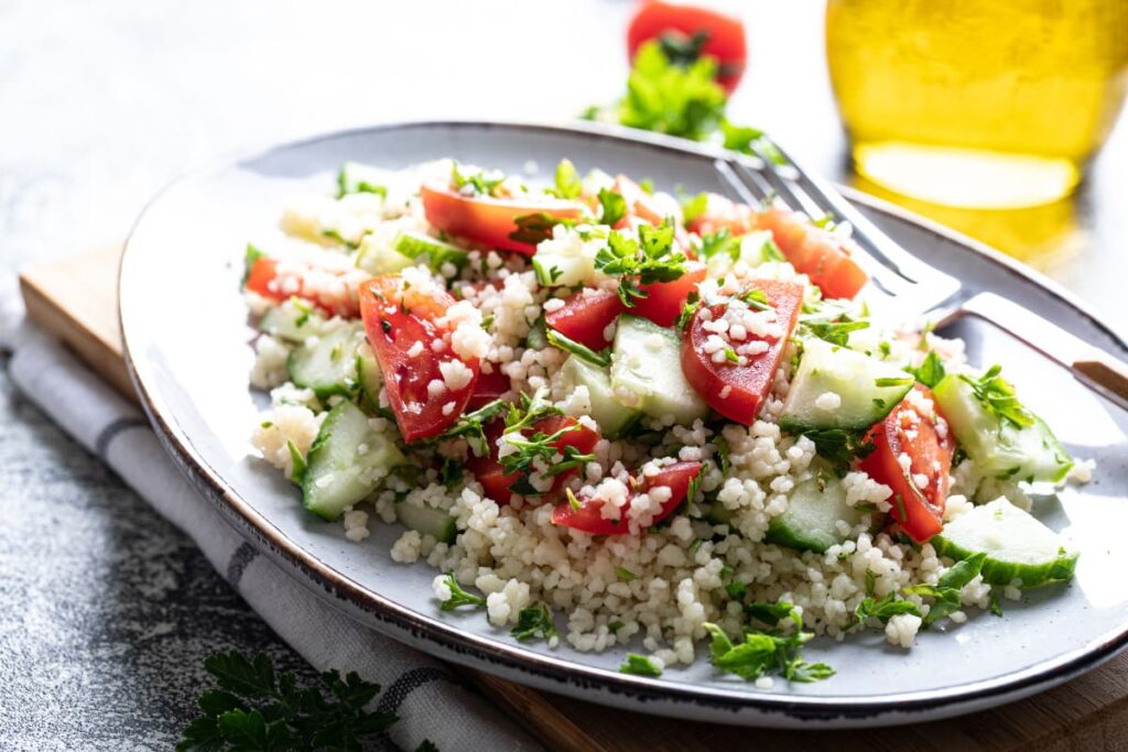 Salata Tabbouleh cu bulgur pe platou alb