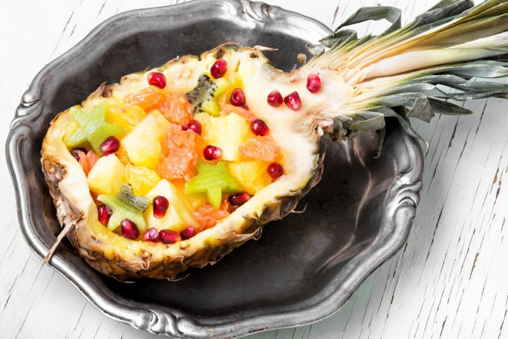 Salata de fructe servita in coaja de ananas