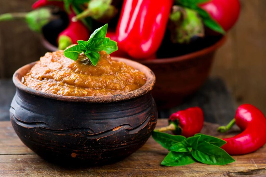 Salata de vinete cu rosii in bol rustic pe masa din lemn