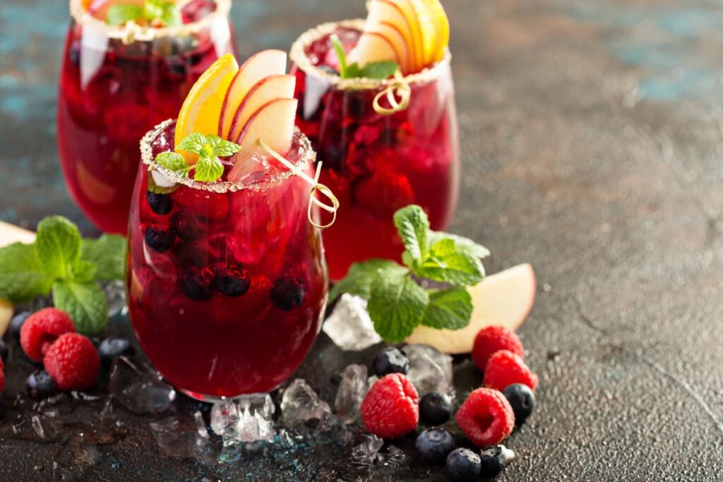 Sangria cu fructe de padure in pahare festive
