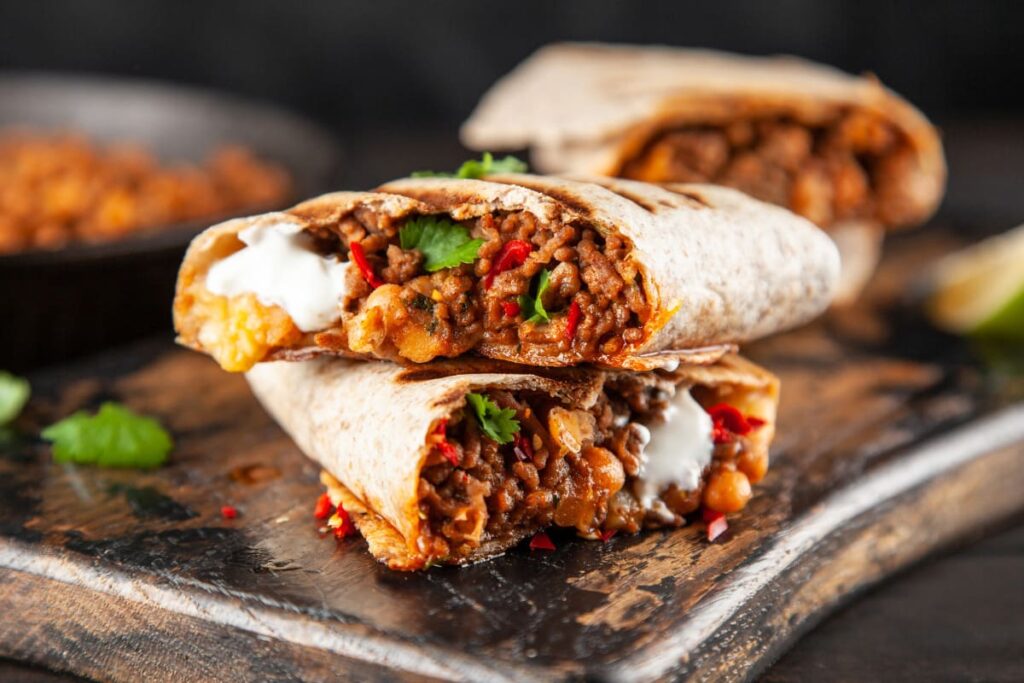 burrito mexican cu carne de vita pe tocator din lemn