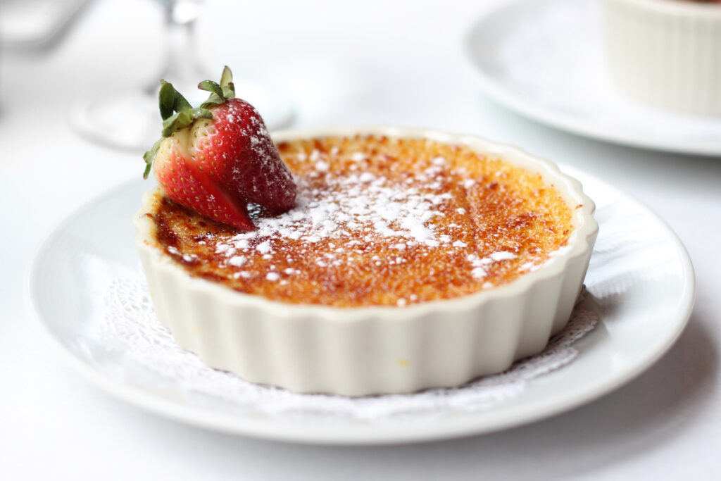 creme brulee in forma ceramica cu zahar pudra si capsuni
