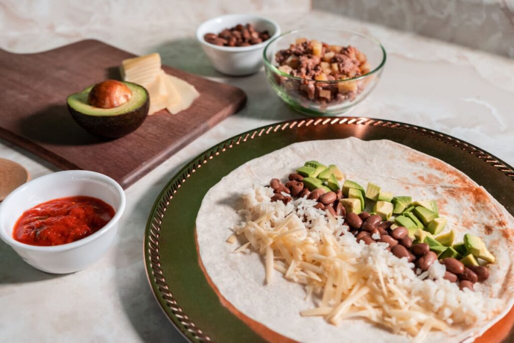 lipie pentru burrito cu branza, fasole si avocado alaturi de ingrediente pe masa