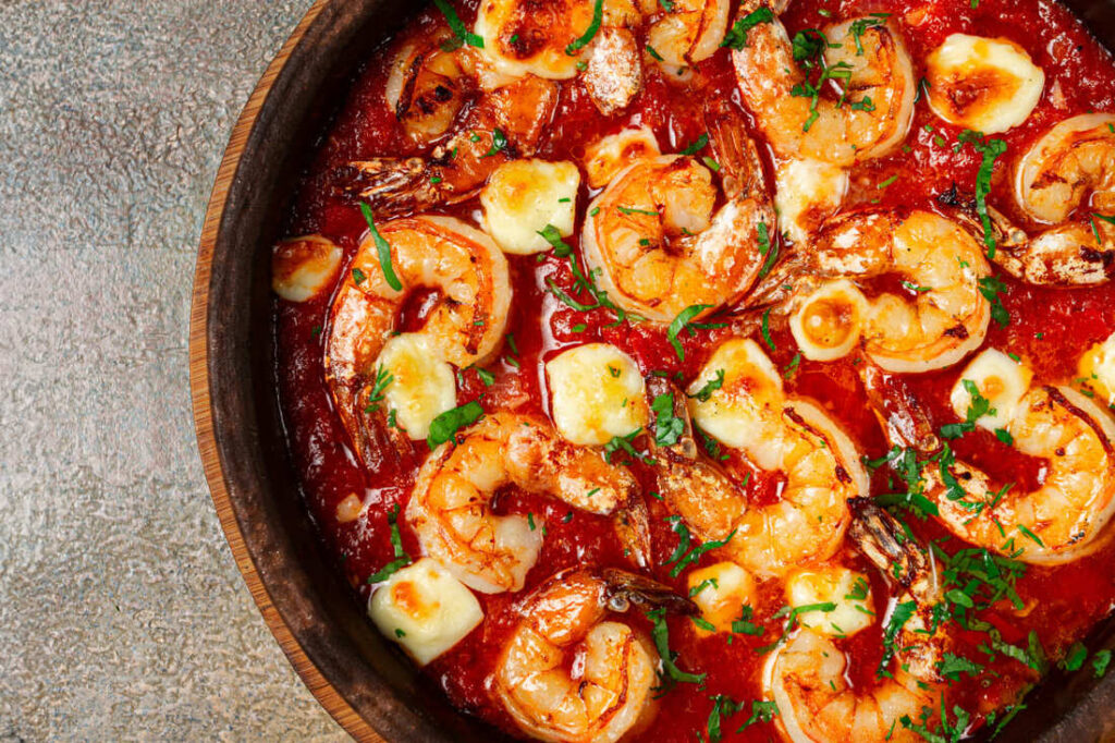 portie de creveti Saganaki in bol rustic